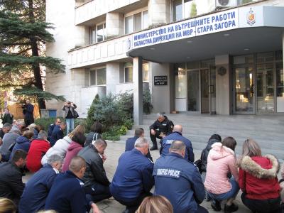 Служители на ОДМВР - Стара Загора отдадоха почит пред паметта на младши инспектор Петър Бъчваров