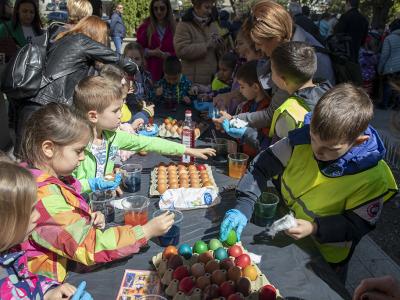 1000 яйца боядисаха децата от детски градини в Стара Загора по случай Великден