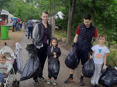 Доброволци от Украйна, Сирия, Иран, Ливан и Русия чистиха парк Бедечка