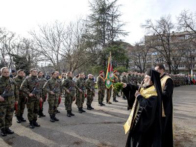 На Богоявление митрополит Киприан хвърля кръста в  малкото  езеро