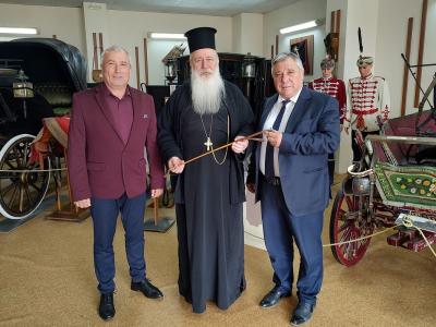 Игуменът на Бачковския манастир дари на Музея на коня в ТрУ нагайката на ген. Владимир Стойчев