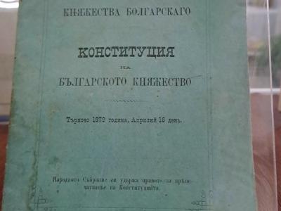 В Деня на Българската конституция зам.-кметът на Община Стара Загора Павлина Делчева показва част от личната си книжна колекция