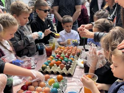 Писани яйца, шарени, разкрасиха площада в Стара Загора на Велики четвъртък