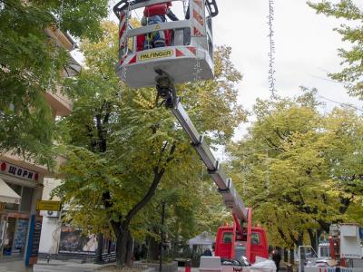 Монтират коледната украса в Стара Загора